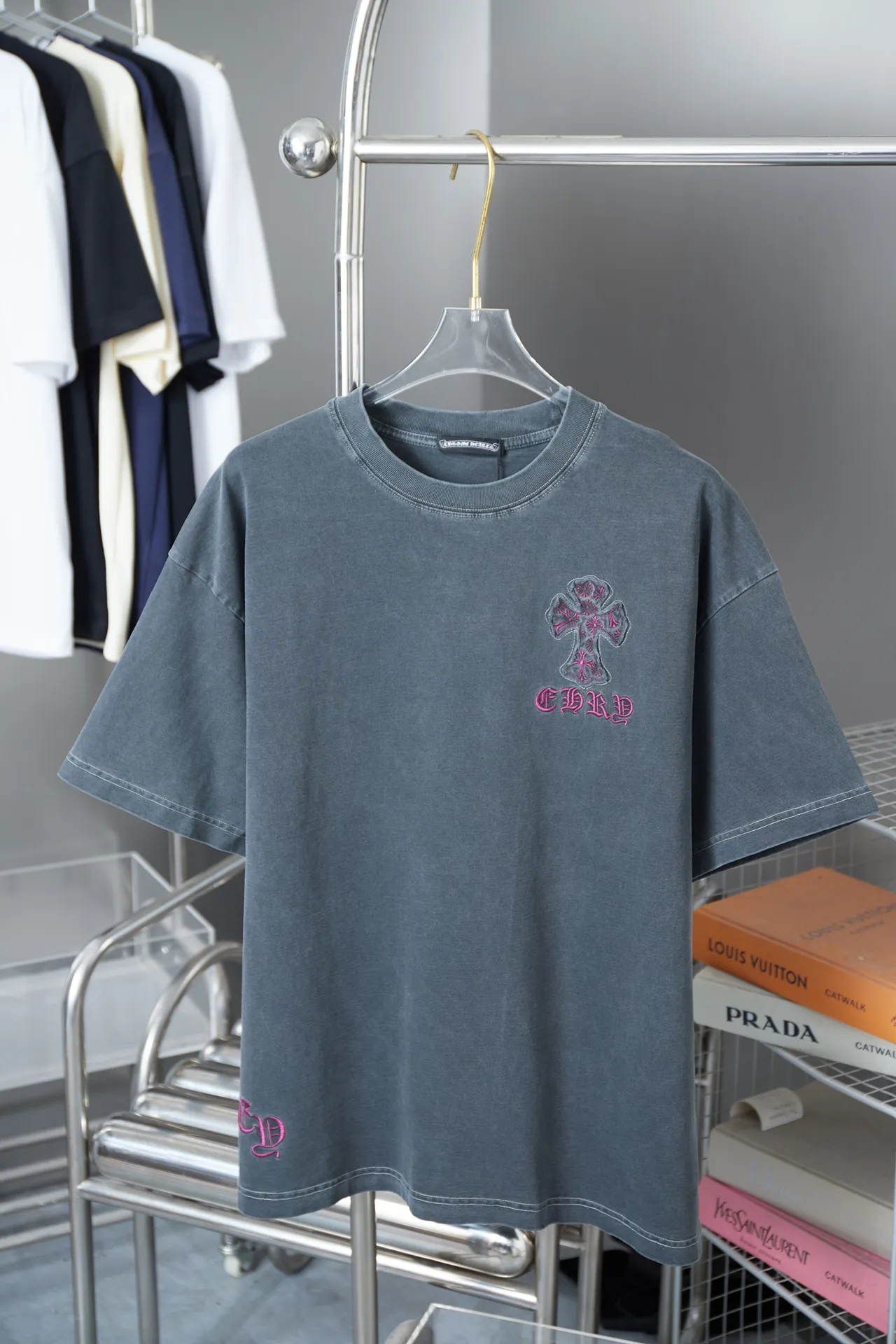 🅿️230 Ch*ome Hearte 25SS early spring new style Croix heart patch embroidered logo short sleeves Light luxury essential item for daily commuting for men and women Correct version Welcome to compare Detailed features · 320g 100% pure cotton double yarn jersey fabric · Custom dyed in the same vat with special thickened 32 count double-ply 1X1 thread · Front and back patch embroidery of Croix heart pattern · Ready-made garment dyeing Then do the faded fried snowflake process, then wash and make it look old · General washing to improve the effect · Double-needle stitching and seam-crossing process · Original main mark, washed tag, brand moisture-proof paper packaging Color: black gray red/black gray yellow Size: S/M/L/XL